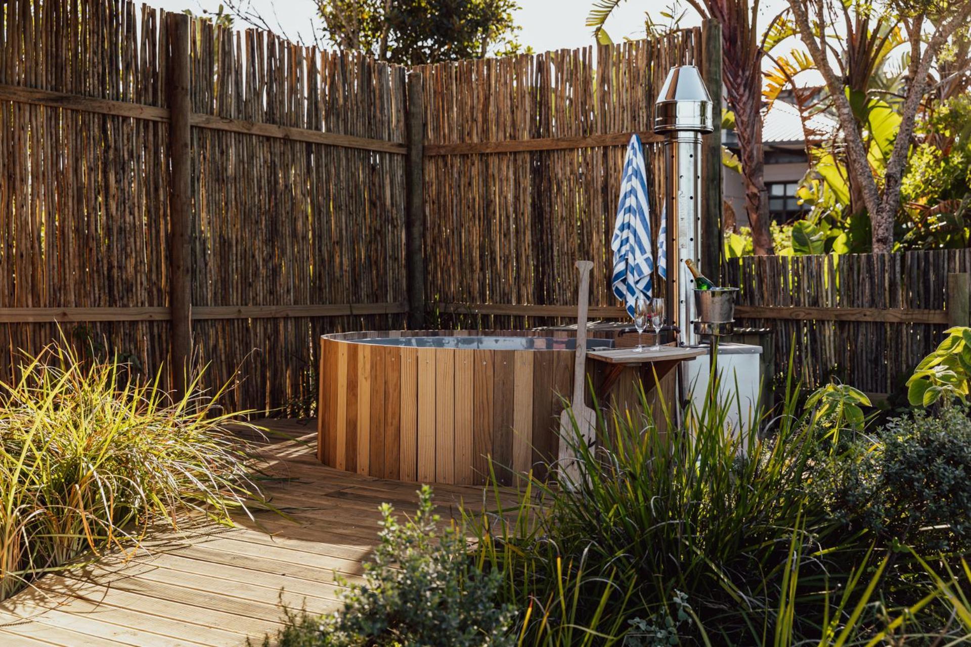 Pezula Nature Retreat Knysna Room photo A wood fired outdoor hot tub