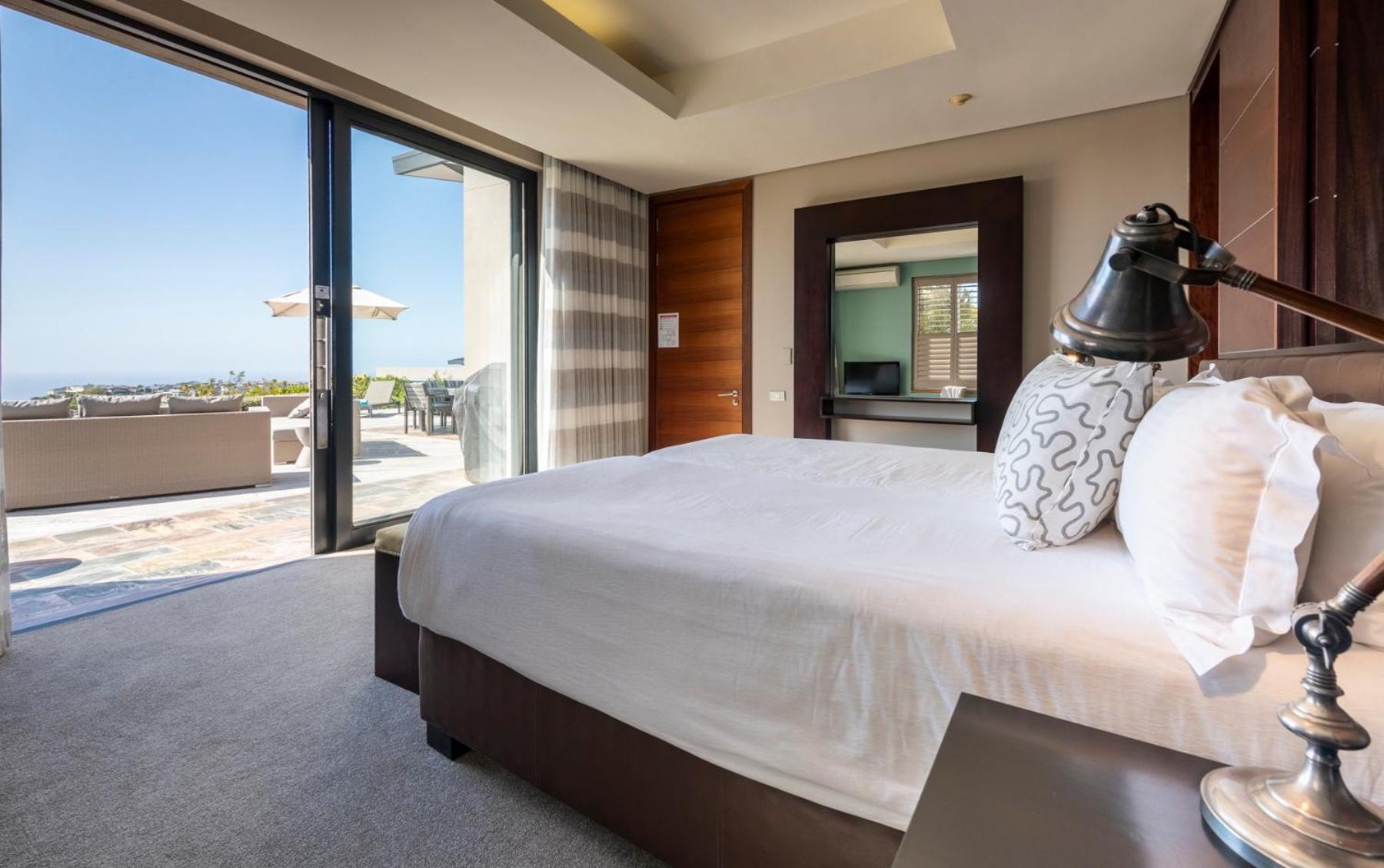 Pezula Nature Retreat Knysna Exterior photo A bedroom at the Cape Town edition